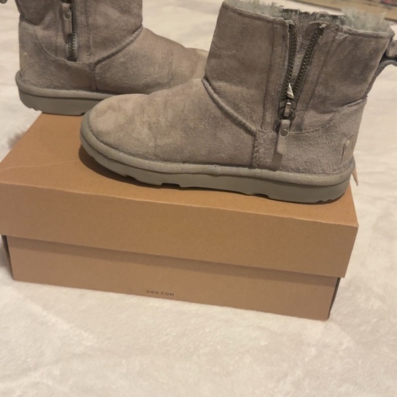 UGG Classic Mini II - Picture 3 of 4